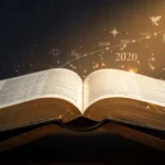 Bíblia aberta e iluminada, simbolizando profecias bíblicas com projeção para 2030