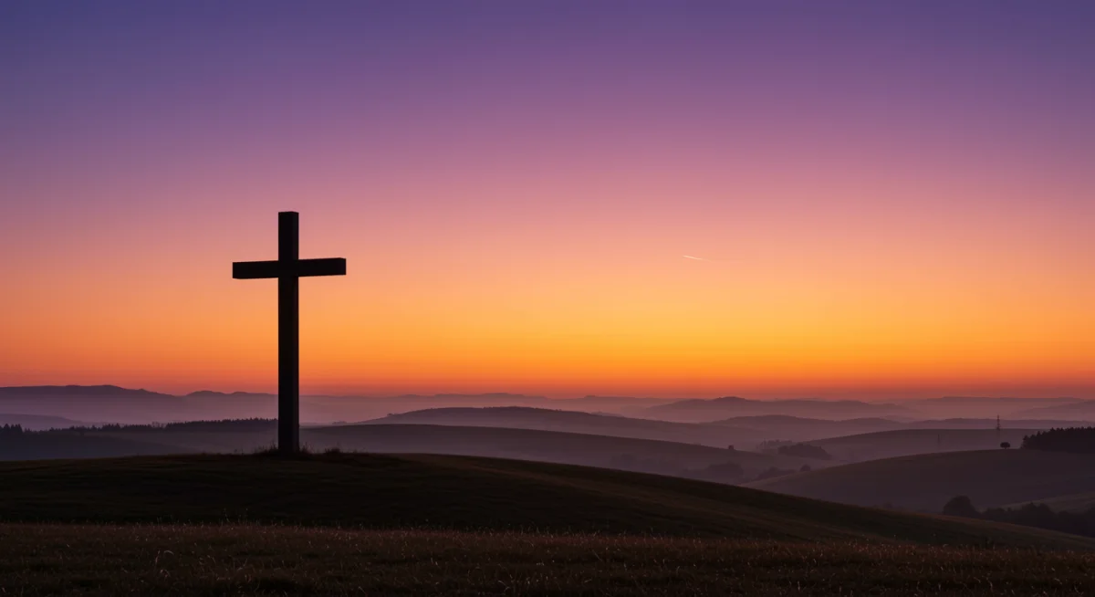 Paisagem serena com uma cruz ao pôr do sol, simbolizando fé e a vigilância divina.