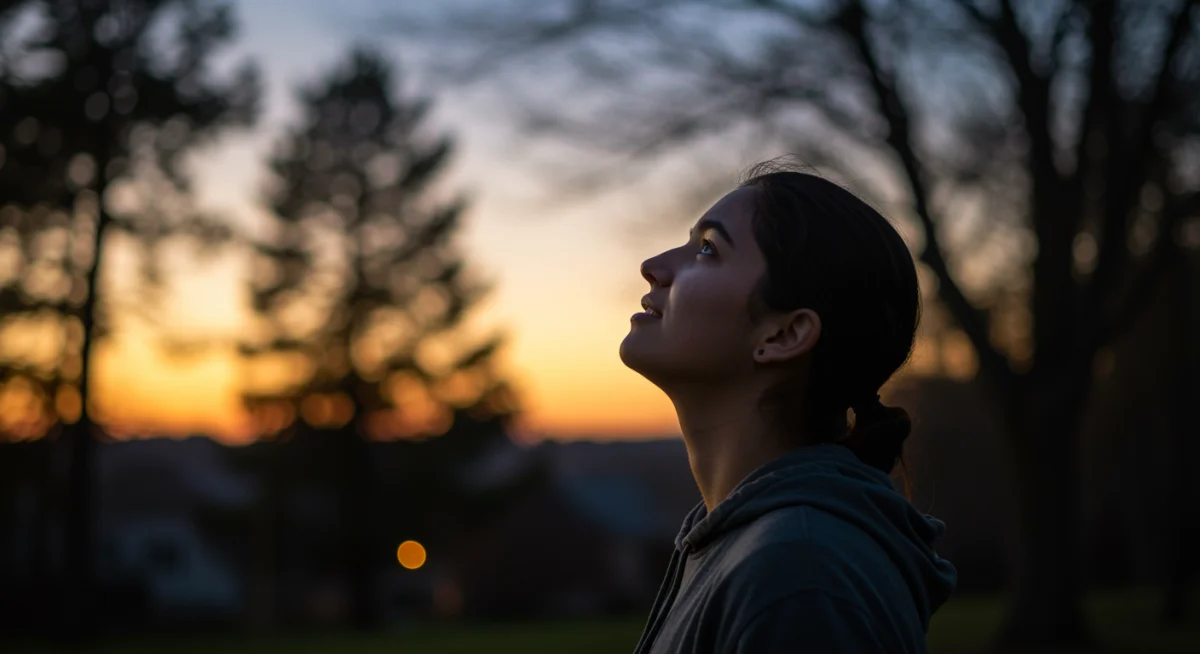 Pessoa com expressão de esperança e paz, sentindo a presença divina após a oração.