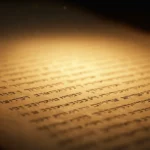 Manuscrito antigo da Bíblia iluminado, representando a sabedoria e a antiguidade dos textos sagrados.