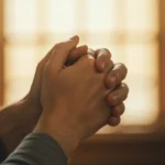 Mãos em oração, simbolizando a busca pela cura interior e a paz espiritual.