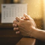 Mãos em oração, simbolizando fé e esperança para o ano de 2025, com luz suave e atmosfera de paz.