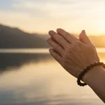 Mãos em oração, simbolizando perdão e cura interior, com luz suave ao fundo.