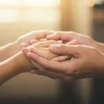 Mãos de pais e filhos unidas em oração, simbolizando proteção divina e bênçãos para a família em 2025.