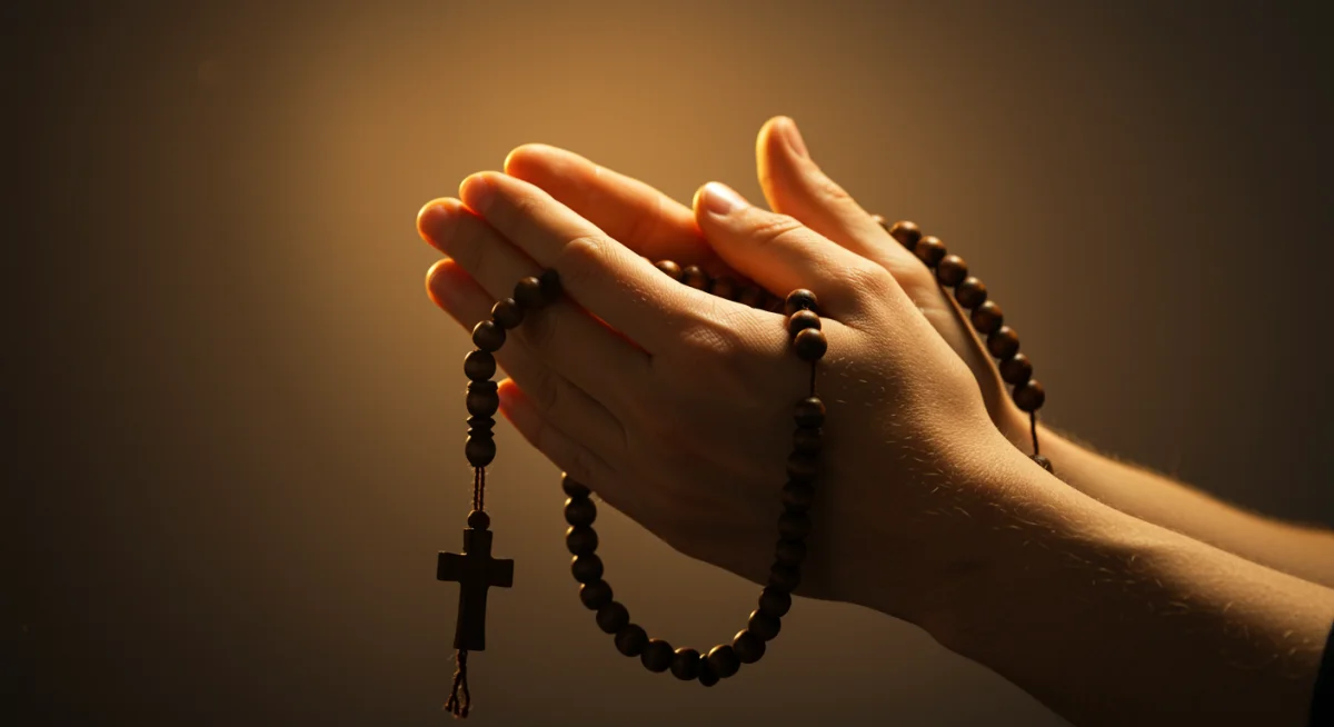 Mãos segurando um terço, com luz suave, representando devoção e busca por orientação divina e força em tempos de provação.