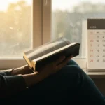 Propósito e direção na vida: Ensinamentos bíblicos para 2025 Pessoa lendo a Bíblia em 2025, buscando propósito e direção na vida.