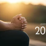 Pessoa orando ajoelhada, mãos unidas, com luz etérea, simbolizando esperança e conexão divina para 2025.