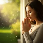 Pessoa orando em um ambiente calmo, com luz suave, simbolizando proteção divina e paz interior.