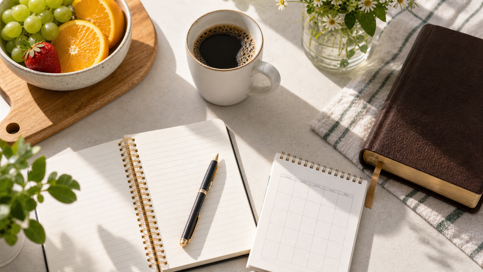 Cena cotidiana de oração e gratidão com caderno, café e Bíblia.