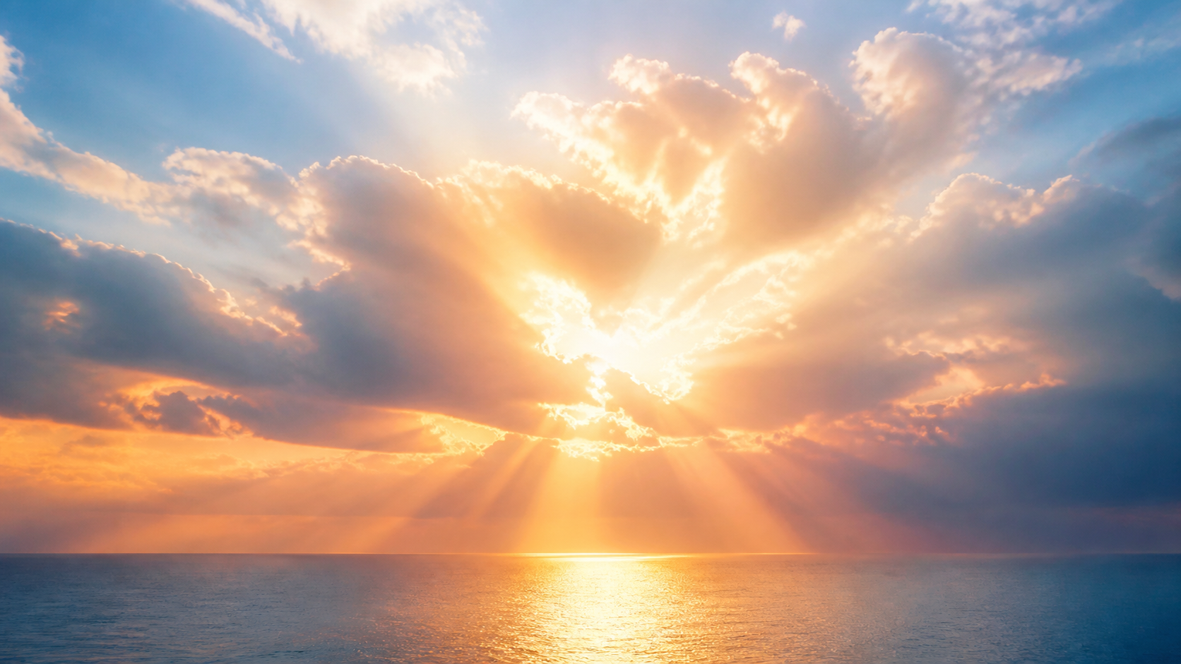 Luz atravessando nuvens sobre o mar, simbolizando o amor de Deus.
